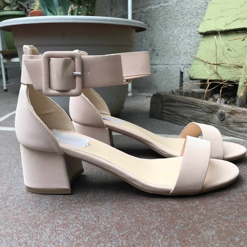 🎊🎊HOST PICK🎊🎊SMALL HEEL OPEN TOE SIZE 6 LEFT!! - Picture 3 of 7